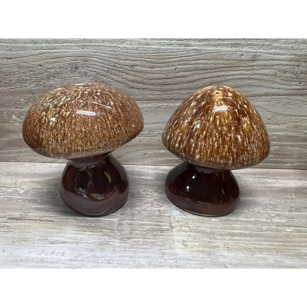 Vintage Hull Pottery Brown Drip Glaze Mushroom Salt & Pepper Shaker Set USA